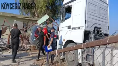 Tarsus'ta Dehşet Verici Kaza! Otomobil ile TIR Kafa Kafaya Çarpıştı