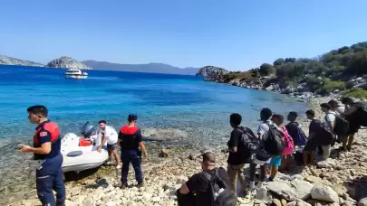 Muğla’da 13 Düzensiz Göçmen ve 2 Göçmen Kaçakçısı Şüphelisi Yakalanmıştır