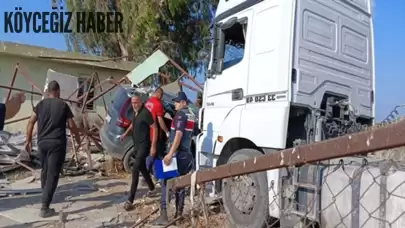 Tarsus'ta Dehşet Verici Kaza! Otomobil ile TIR Kafa Kafaya Çarpıştı