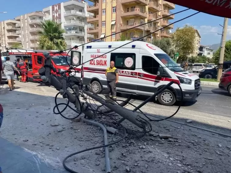 Muğla'da Feci Kaza: Otomobil Aydınlatma Direğine Çarpıp Fırına Daldı  Muğla'nın Milas ilçesinde korkunç bir trafik kazası meydana geldi. Sürücüsünün direksiyon hakimiyetini kaybetmesi sonucu otomobil, önce bir aydınlatma direğine çarptı, ardından hızla bir fırının içine girdi. Olayda, 1'i ağır olmak üzere 2 kişi yaralandı.  Kaza Anı ve İlk Müdahale  Kaza, Milas ilçesi Halil Bey Bulvarı üzerinde gerçekleşti. Edinilen bilgilere göre, 48 AIY 626 plakalı otomobil, sürücüsünün henüz bilinmeyen bir nedenle direksiyon hakimiyetini kaybetmesiyle yol üzerindeki bir aydınlatma direğine çarptı. Çarpmanın şiddetiyle savrulan araç, hızla yön değiştirerek bir fırının içine daldı. Araçta bulunan 2 kişi kazada yaralandı. Olayı gören çevredekiler, durumu hemen 112 Acil Çağrı Merkezi'ne bildirdi.  Ekiplerin Müdahalesi ve Yaralıların Durumu  İhbar üzerine olay yerine kısa sürede polis, itfaiye ve sağlık ekipleri sevk edildi. İtfaiye ekipleri, araçta sıkışan yaralıları kurtararak sağlık ekiplerine teslim etti. Yaralılar, ilk müdahalenin ardından ambulansla Milas Devlet Hastanesi'ne kaldırıldı. Yaralılardan birinin durumunun ağır olduğu bildirildi.  Bölgedeki Güvenlik Önlemleri ve Hasar  Kazanın ardından, bölgeye gelen ADM ekipleri, güvenlik amacıyla elektriği kesti. Fırında büyük çaplı maddi hasar meydana gelirken, kaza sırasında işletmede kimsenin bulunmaması, olası bir facianın önüne geçti. Kazanın etkisiyle ortalık adeta savaş alanına döndü.  İnceleme Başlatıldı  Kaza ile ilgili inceleme başlatıldı. Yetkililer, olayın nasıl gerçekleştiğine dair detaylı bir araştırma yapacaklarını belirtti. Kazanın nedenine dair kesin bilgilere, incelemeler sonucunda ulaşılacak.  Bu tür kazaların önlenmesi adına, trafik güvenliğinin ve sürücülerin dikkatli olmasının hayati önem taşıdığı bir kez daha gözler önüne serildi.