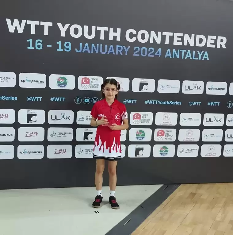 Muğla'nın gururu milli masa tenisi sporcusu Aybige Feride Üstündağ, 18. Euro Mini Champs turnuvası için Fransa'ya hareket etti. Üstündağ, Türkiye'yi en iyi şekilde temsil etmek için antrenmanlarını sıkı bir şekilde sürdürüyor. Turnuvada başarılı bir performans sergilemek için hazırlıklarını tamamlayan genç sporcu, ülkesine madalya ile dönmeyi hedefliyor.