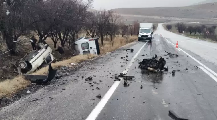 Afyonkarahisar'ın Dinar ilçesinde gerçekleşen zincirleme trafik kazasında Kaza sonucunda Halil Güleç ve Kevser Şahin hayatını kaybetti ve 12 kişi de yaralandı. 