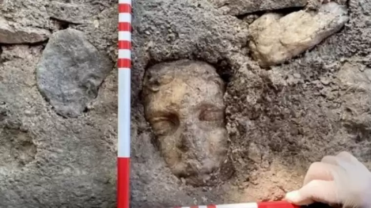 Fethiye Kalesi'nde gerçekleştirilen kazı çalışmaları sırasında, M.S. 2. yüzyıla ait olduğu düşünülen ve Apollon'a ait olabileceği değerlendirilen bir heykel başı keşfedildi. Muğla'nın Fethiye ilçesinde bulunan tarihi kalede yapılan arkeolojik kazılarda ortaya çıkan bu buluntu, bölgenin tarihi ve kültürel zenginliğine yeni bir katkı sağlıyor.