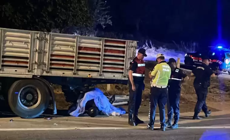 Muğla'nın Bodrum ilçesinde, park halindeki TIR'a arkadan çarpan motosiklet sürücüsü Buğra Ekin (25), hayatını kaybetti.