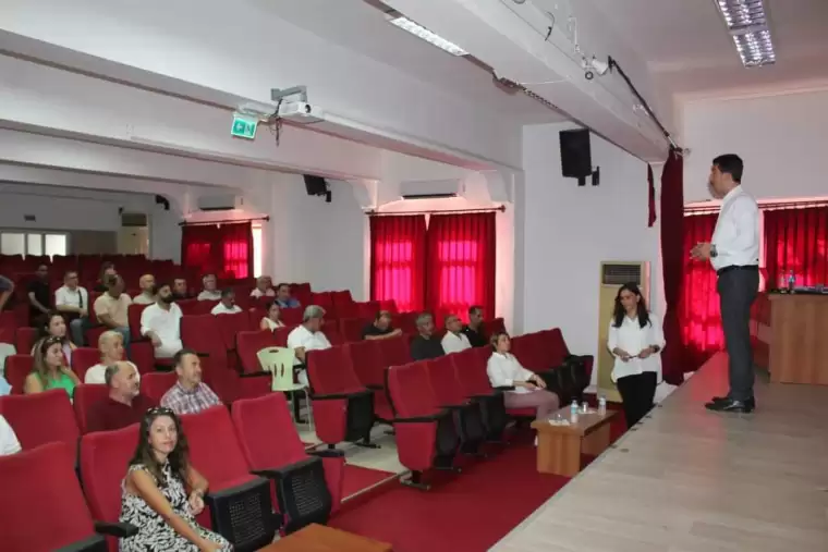 İl Milli Eğitim Müdürlüğü AR-GE Birimi tarafından gerçekleştirilen "Türkiye Yüzyılı Maarif Modeli" tanıtım semineri, eğitimde bütüncül yaklaşımı vurgulayan bir eğitim modeli olarak tanıtıldı. Halk Eğitimi Merkezi Müdürlüğü salonunda düzenlenen seminer, İlçe Milli Eğitim Müdürü Sayın Kerem Karahan ve Şube Müdürü Hatice Karaca’nın katılımıyla tüm okul yöneticilerine sunuldu.