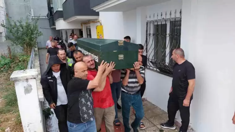 Samsun’un Canik ilçesi Uludağ Mahallesi'nde yaşanan üzücü olayda, 18 yaşındaki Mertcan Odacı, yakınları tarafından evinde hareketsiz halde bulundu. Babasıyla birlikte bir kaporta dükkanında çalışan Odacı'nın cansız bedeni, sabah saatlerinde yatağında bulundu.