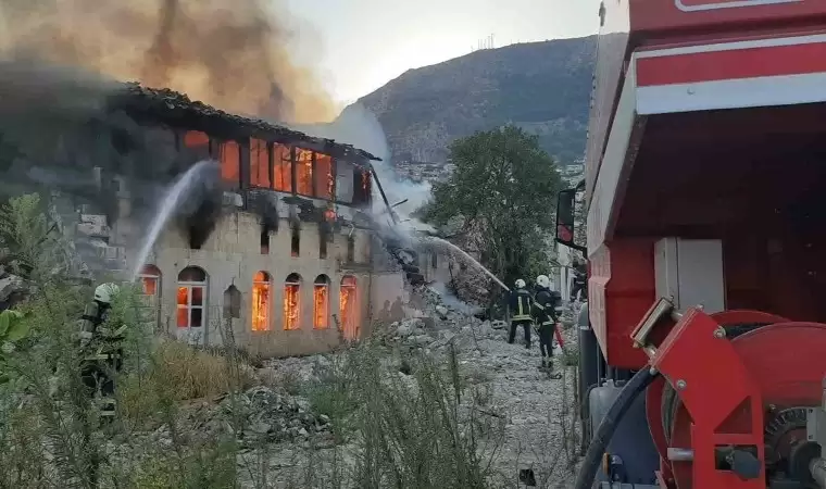 Hatay’ın Antakya ilçesi Kantara Mahallesi’nde çıkan yangında, depremde hasar gören iki ahşap ev tamamen yanarak kullanılamaz hale geldi.