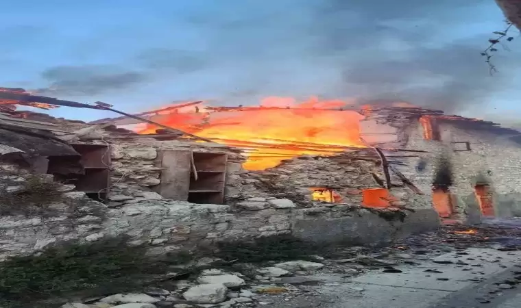 Hatay’ın Antakya ilçesi Kantara Mahallesi’nde çıkan yangında, depremde hasar gören iki ahşap ev tamamen yanarak kullanılamaz hale geldi.