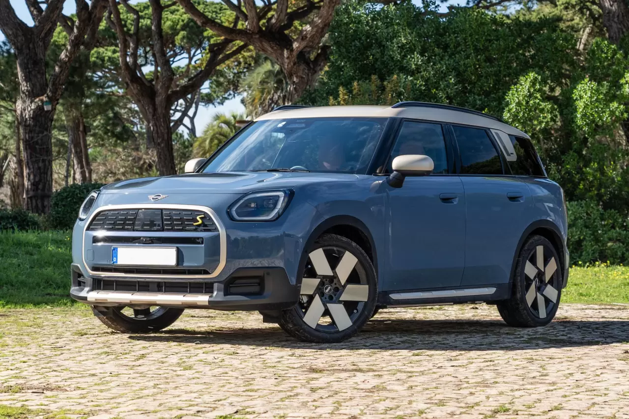 Mini Cooper hayranlarının heyecanla beklediği 2024 Aralık fiyatları açıklandı. Yeni fiyatlar, Mini'nin benzinli ve elektrikli modelleri arasında değişkenlik gösteriyor. Mini Cooper, hem dinamik tasarımıyla hem de sportif performansıyla dikkat çekiyor.