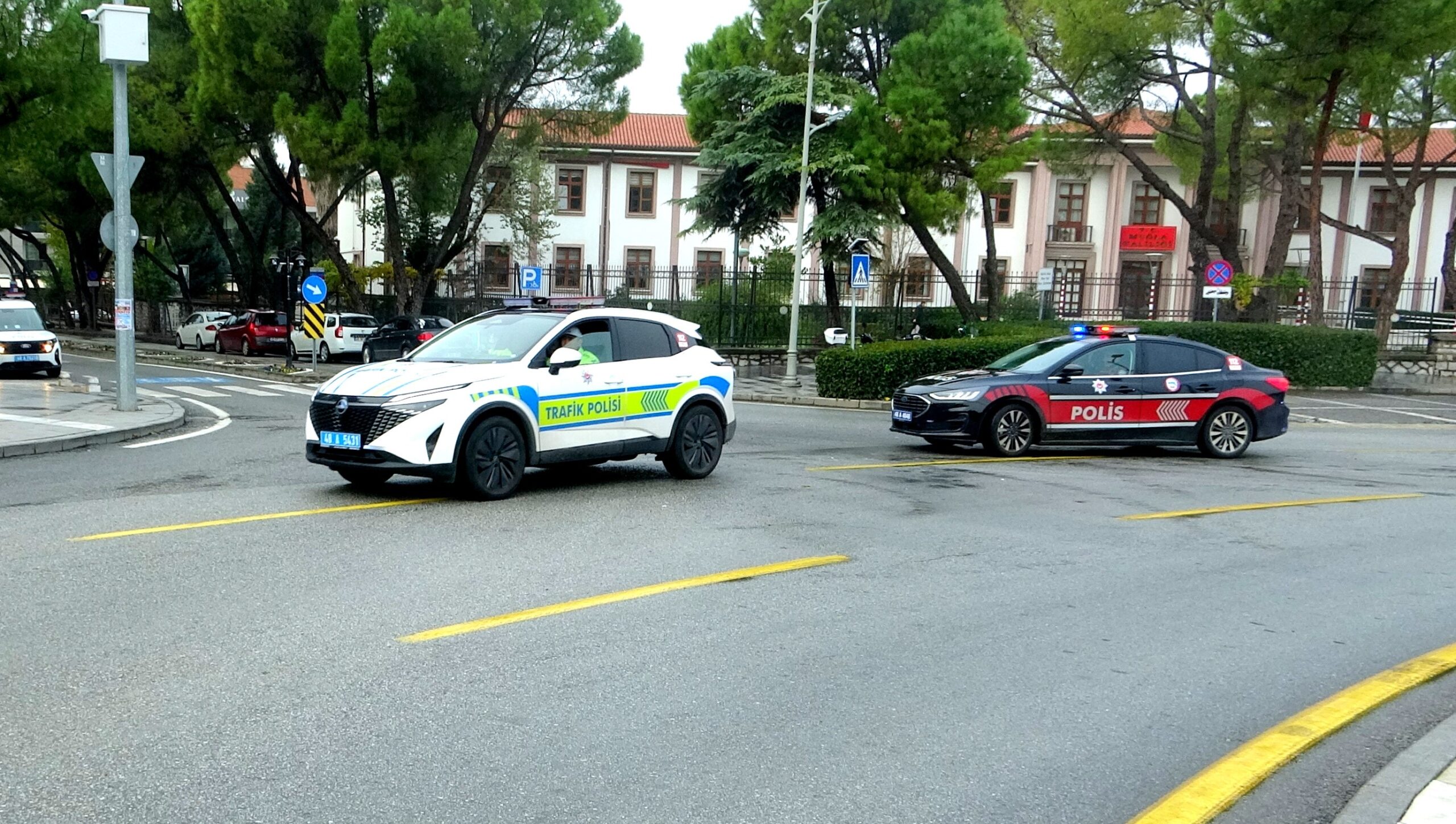 Muğla'nın Menteşe ilçesinde, 1-7 Aralık tarihleri arasında kutlanan 112 Acil Sağlık Hizmetleri Haftası etkinlikleri kapsamında dikkat çekici bir etkinlik gerçekleştirildi. Ambulanstan itfaiye, jandarma, polis ve AFAD ekiplerinin katıldığı büyük bir şehir turu, vatandaşlara 112 Acil Sağlık Hizmetleri'nin hayati önemini hatırlatmayı amaçladı.