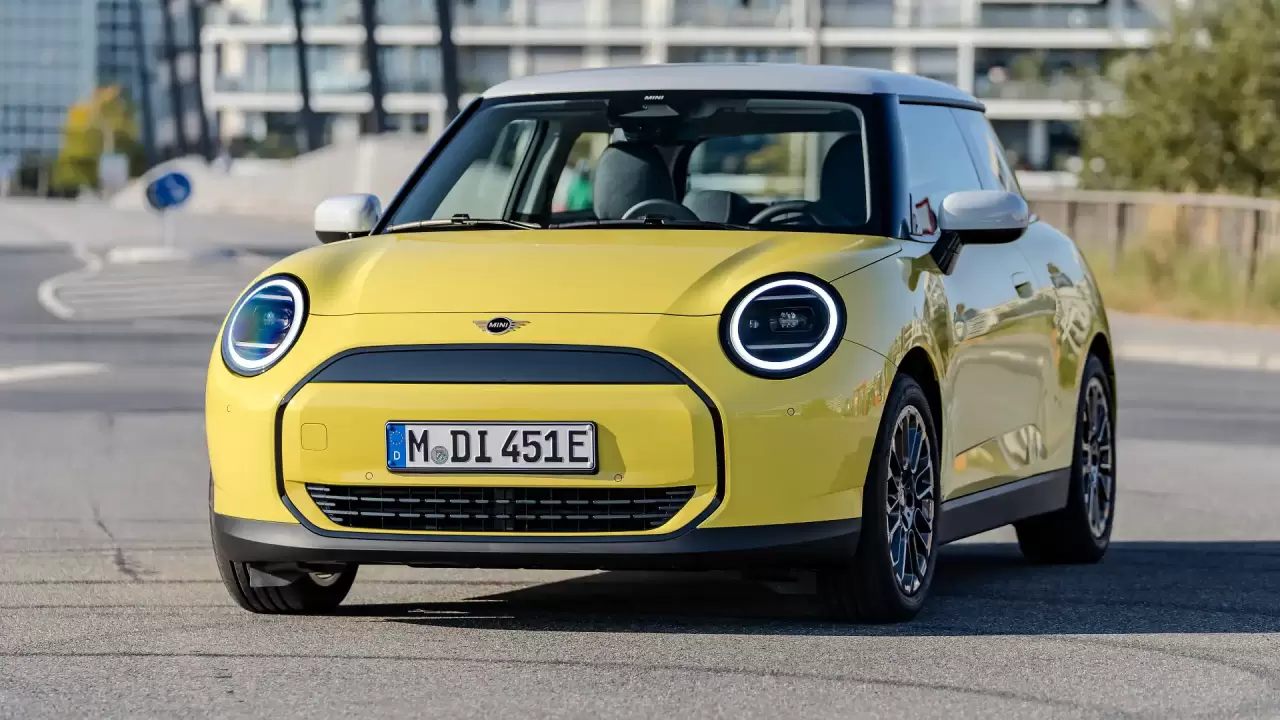 Mini Cooper hayranlarının heyecanla beklediği 2024 Aralık fiyatları açıklandı. Yeni fiyatlar, Mini'nin benzinli ve elektrikli modelleri arasında değişkenlik gösteriyor. Mini Cooper, hem dinamik tasarımıyla hem de sportif performansıyla dikkat çekiyor.