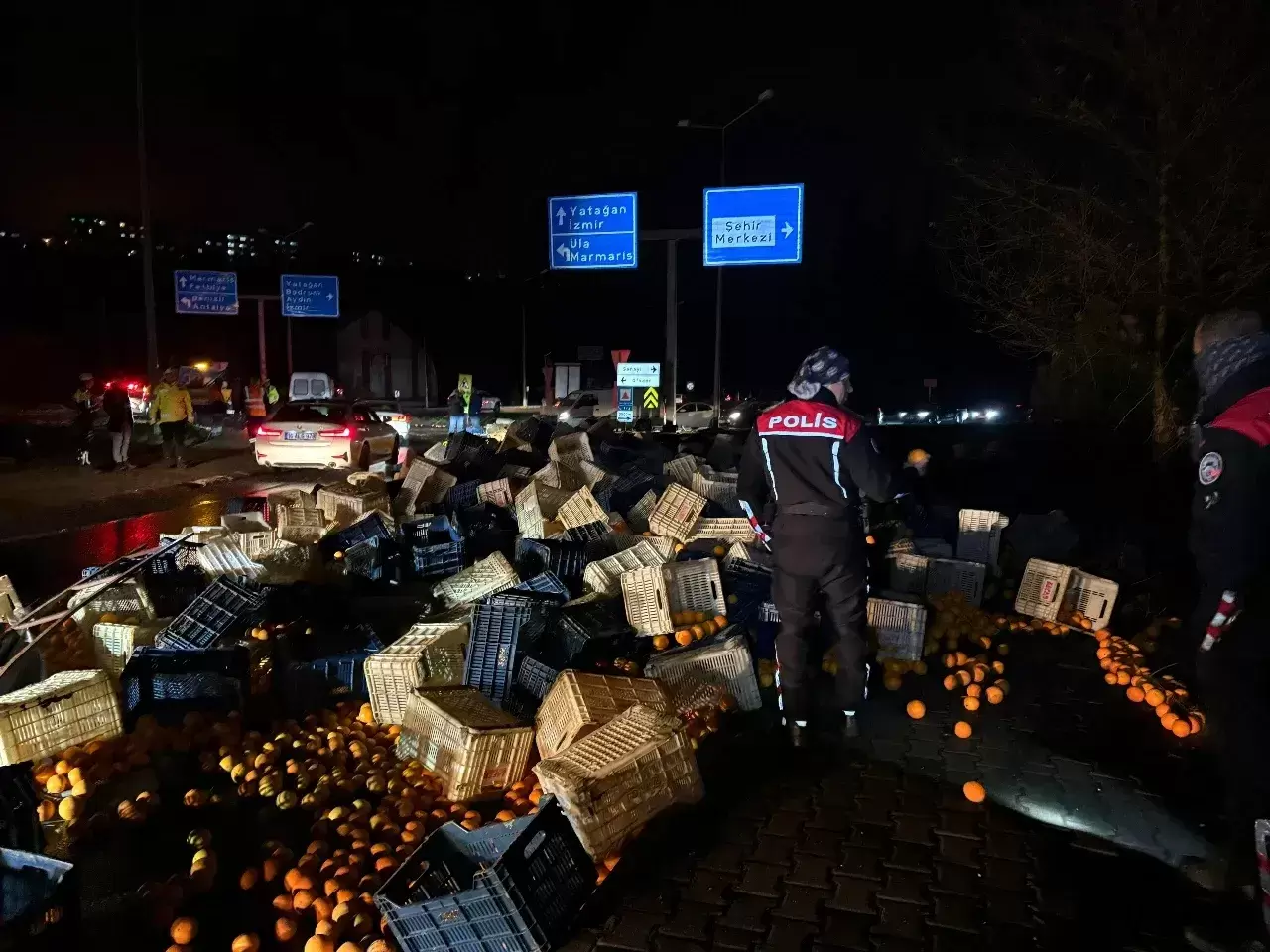 Muğla Menteşe'de portakal yüklü tır devrildi. Kazada trafik aksarken, can kaybı veya yaralanma olmadı. Yağışlı hava nedeniyle virajı alamayan tırın portakalları yola savruldu. Olay yerine gelen ekipler yolu temizledi. Sürücülere dikkat çağrısı yapıldı.