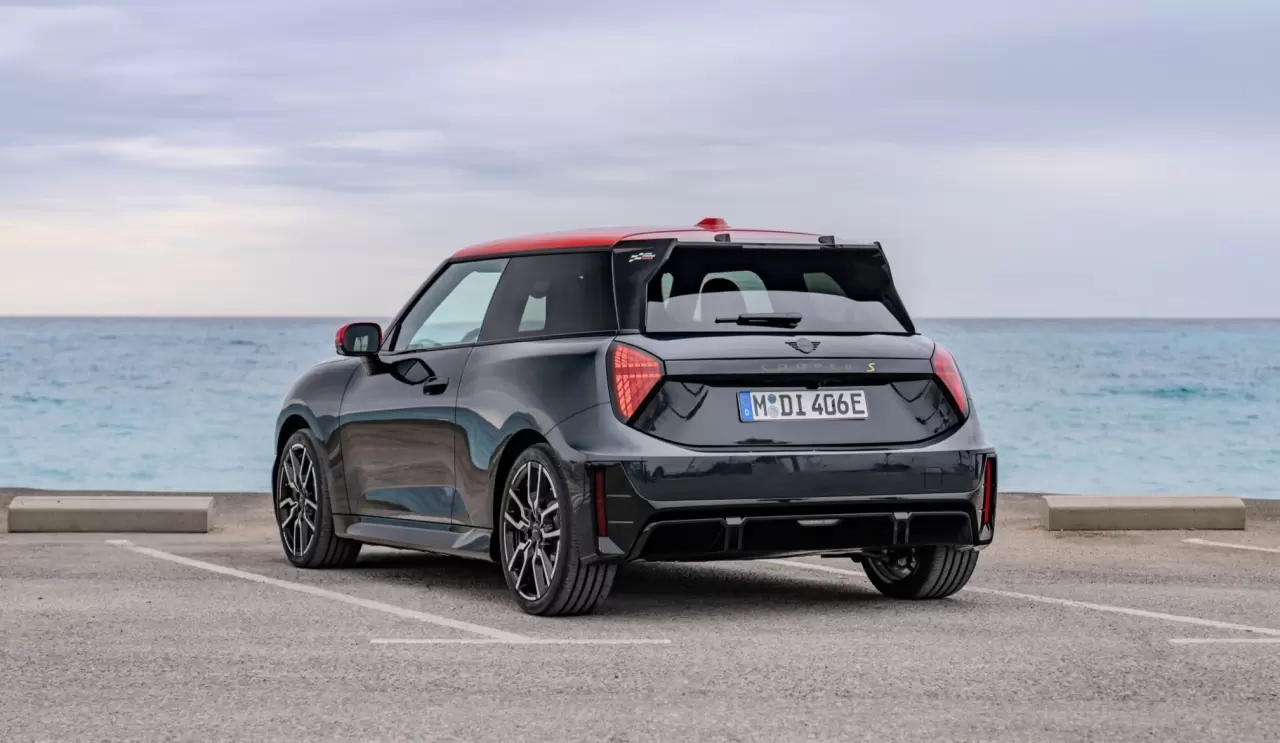 Mini Cooper hayranlarının heyecanla beklediği 2024 Aralık fiyatları açıklandı. Yeni fiyatlar, Mini'nin benzinli ve elektrikli modelleri arasında değişkenlik gösteriyor. Mini Cooper, hem dinamik tasarımıyla hem de sportif performansıyla dikkat çekiyor.