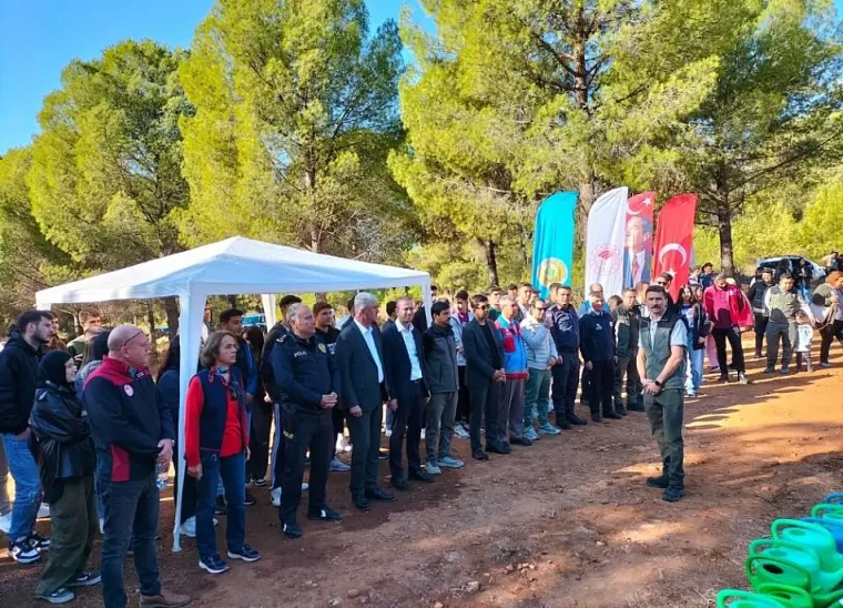 Muğla'nın Köyceğiz ilçesinde gerçekleştirilen fidan dikimi etkinliği, 'Geleceğe Nefes, İnsanlığa Nefes' sloganıyla büyük ilgi gördü. Toplam bin 111 fidanın toprakla buluştuğu etkinlik, doğal yaşamın korunması ve çevrenin yeşillendirilmesine yönelik önemli bir adım olarak değerlendirildi.