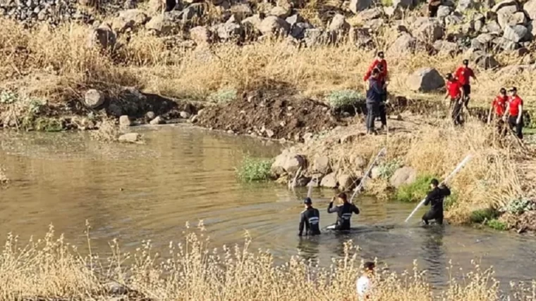 Diyarbakır'da kaybolan 8 yaşındaki Narin Güran'ın cansız bedeni, kaybolduktan tam 19 gün sonra bulundu. Arama çalışmaları sonucunda küçük kızın cesedi, köy merkezine yaklaşık 3 kilometre uzaklıktaki bir göletin kenarında, çuval içerisine konmuş ve taşlarla gizlenmiş halde bulundu. Bu acı olay, tüm ülkeyi derinden sarstı.