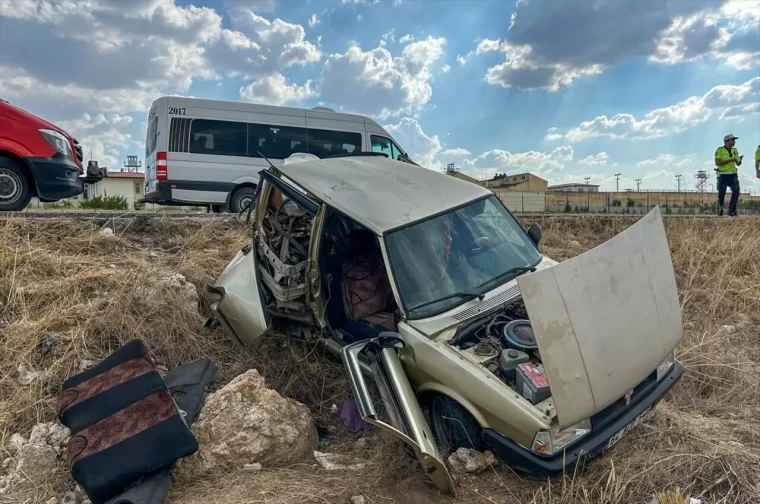 Otomobilde sıkışan Mukaddes G. (69), itfaiye ekiplerince çıkartılmasının ardından ambulansla Uşak Eğitim ve Araştırma Hastanesi'ne kaldırıldı. Kazada, yaralanan sürücülerle, minibüste yolcu konumundaki M. K. (14) ambulansla kentteki hastanelere götürüldü. Mukaddes G, yapılan müdahalelere rağmen kurtarılamadı. Diğer yaralıların ise hayati tehlikesinin bulunmadığı öğrenildi.