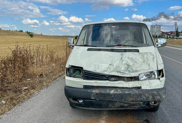 Uşak'ta meydana gelen trafik kazasında minibüs ile otomobil çarpıştı. Kazada yaralananlar hemen hastanelere kaldırıldı. Yetkililer, kurtarma çalışmalarının hızla devam ettiğini belirtti.