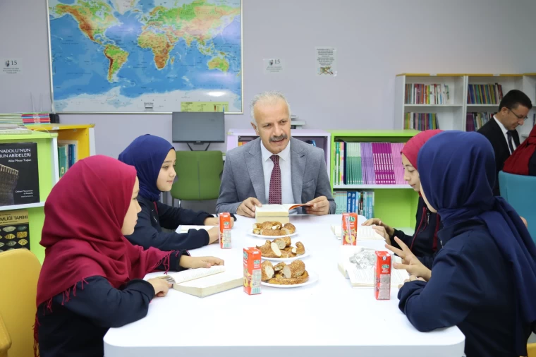 Sivas'ta düzenlenen kitap ziyafeti, Türkiye Yüzyılı Maarif Modeli Genelgesi kapsamında gerçekleştirilen HEDEF Okuyan Nesil Projesi'nin bir parçası olarak hayata geçirildi. Sivas Valiliği Himayesinde Millî Eğitim Müdürlüğü tarafından organize edilen etkinlik, dün akşam saat 19.58'de gerçekleşti.