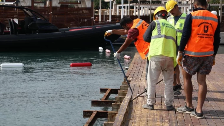 Bodrum Kaymakamlığı, Milli Emlak Müdürlüğü ve Bodrum Belediyesi ekipleri, Türkbükü Mahallesi'nde bulunan kaçak iskelelerin tahliyesine sabah saatlerinde başladı. Kıyı Kanunu'nda yapılan değişiklikle artık kıyılarda güneşlenme ve denize girme amaçlı iskele yapımı yasaklanmış durumda. Bu kapsamda Göltürkbükü'nde bulunan üç iskele, mahkeme kararıyla yıkılma sürecine girdi.